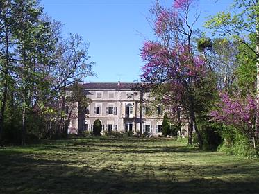 Stunning domaine on the Canal du Midi with chateau, cottages and annexes on a plot of 5.63 ha.