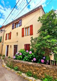 Pleasant village house and independent gite with terraces and magnificent views ! 