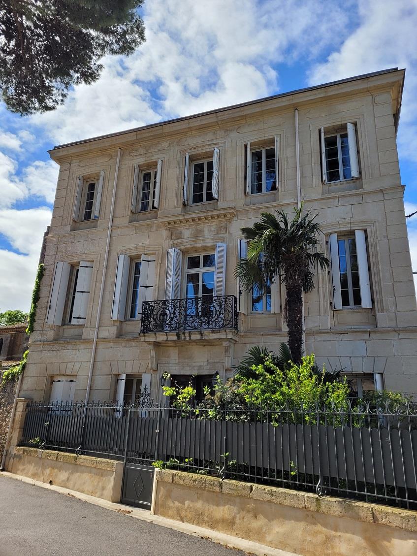 Superb maison de Maitre with 300 m² of living space, lovely courtyard and adjoining former winery.