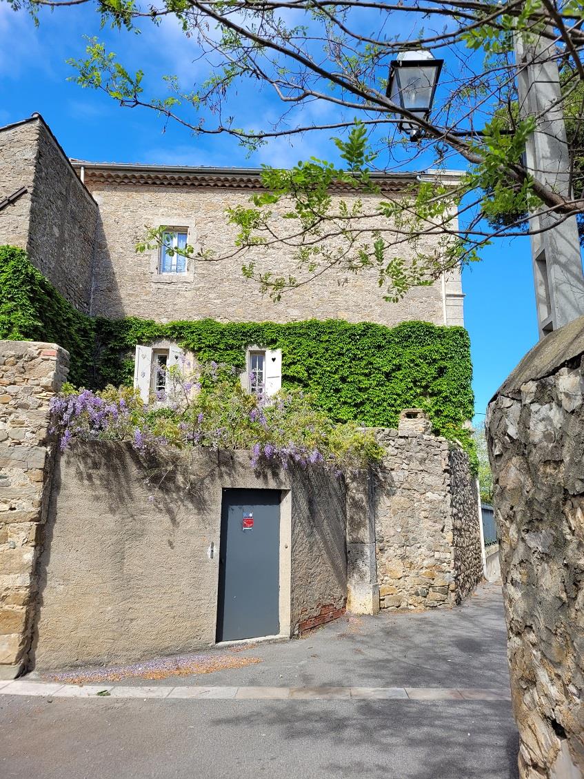 Superb maison de Maitre with 300 m² of living space, lovely courtyard and adjoining former winery.