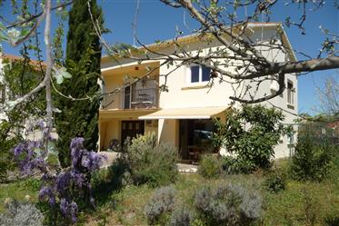 In a quiet setting near the river, village house with 2 accommodations on a 567 m² plot.
