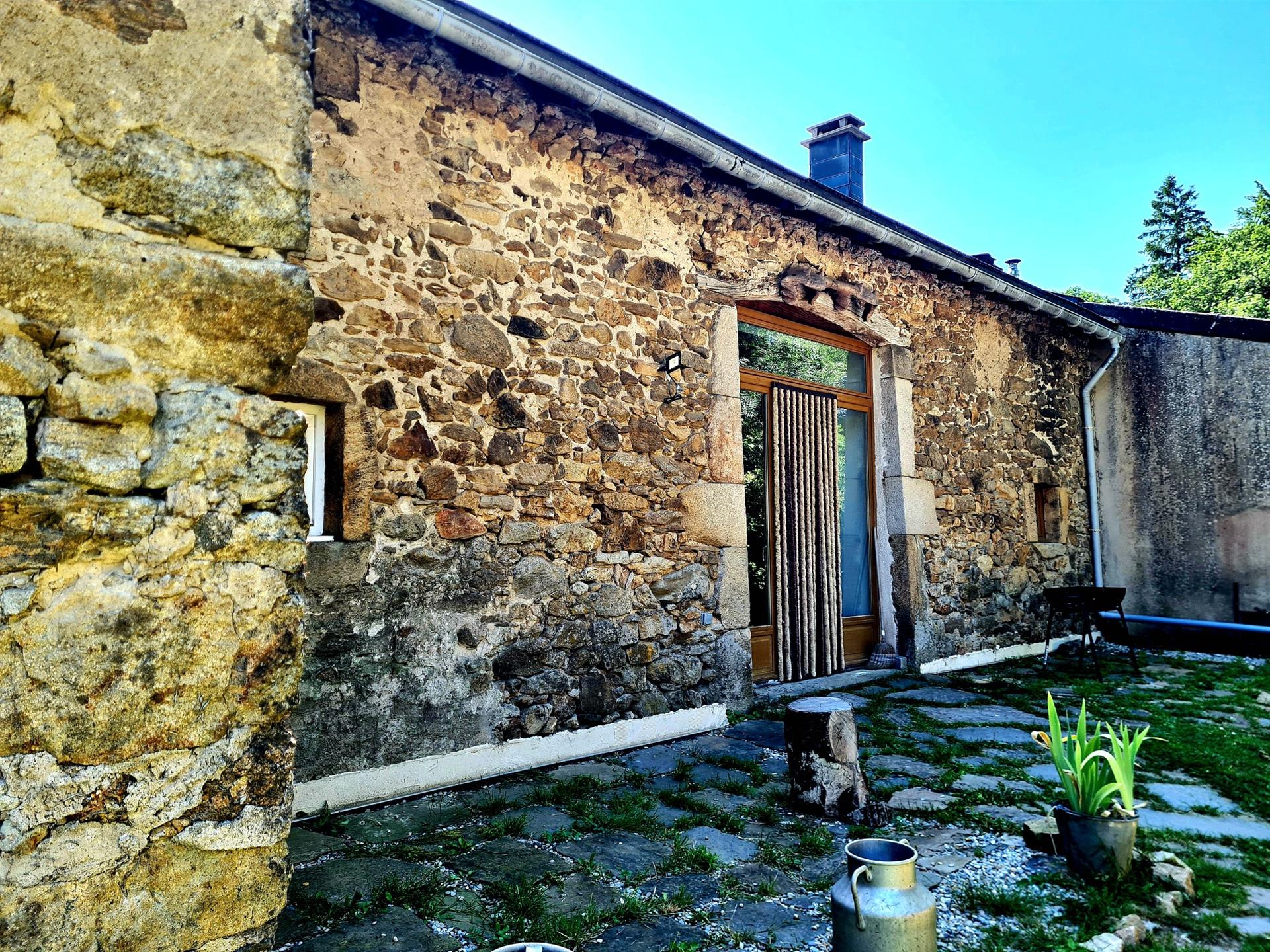 Beautiful character stone house with 275 m² of living space, possibility for gites and a plot of 115