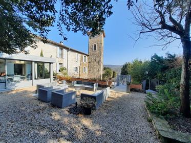 Superb character house with 210 m² of living space and garden of 600 m² with pool.