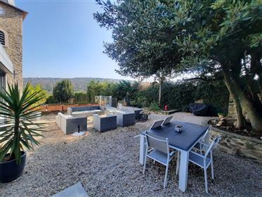 Superb character house with 210 m² of living space and garden of 600 m² with pool.