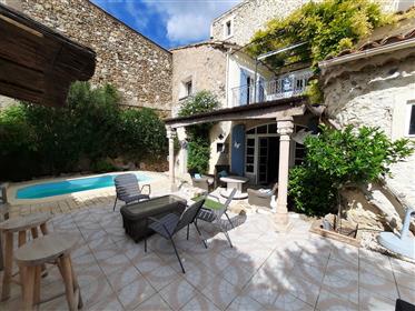 Exquise maison de Maître en pierres avec 270 m² habitables, terrasses, cour et piscine.