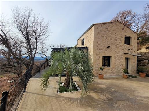 Villa de caractère de 125 m² habitables sur environ 1000 m² avec piscine et vues panoramiques !