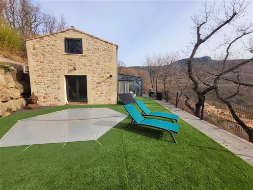 Villa de caractère de 125 m² habitables sur environ 1000 m² avec piscine et vues panoramiques !