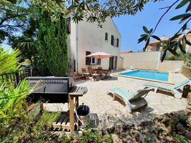 Jolie villa divisée en 2 appartements avec terrasse et garage sur 560 m² avec piscine.