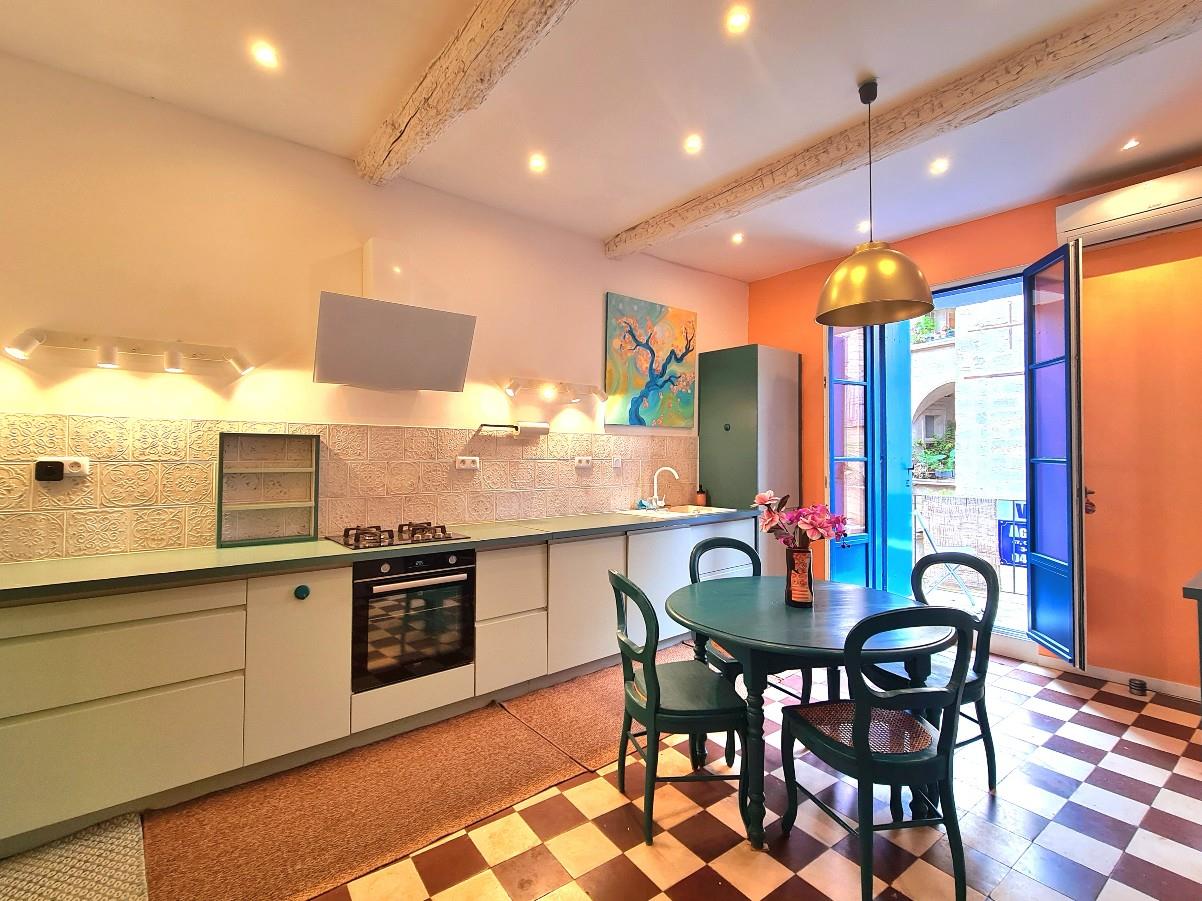 Charming town house, fully renovated, with 2 bedrooms and a large garage in the heart of the histori