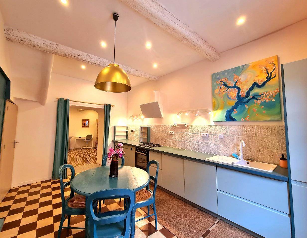 Charming town house, fully renovated, with 2 bedrooms and a large garage in the heart of the histori