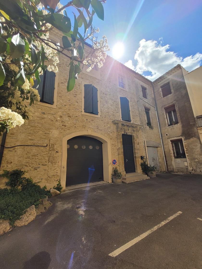 Unique stone maison de Maitre with one habitable flat, one apartment to renovate, a huge garage and 