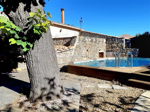 Pleasant character house with 3 bedrooms on a 705 m² plot with pool and quiet location !