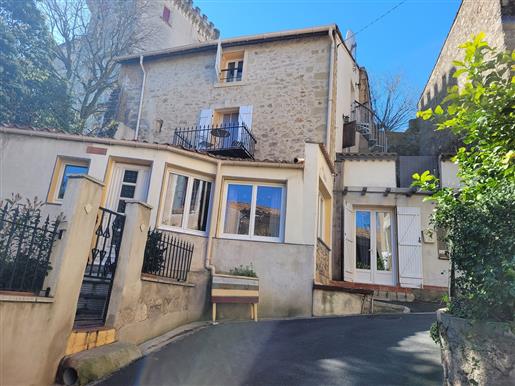 Jolie maison de village avec 132 m² habitables, cour et terrasse, aux portes de Pézenas.