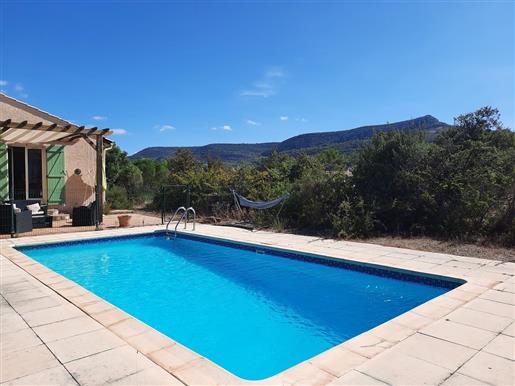 Villa 4 faces de 90 m² habitables avec 4 chambres sur 1140 m² de terrain avec piscine et vues.