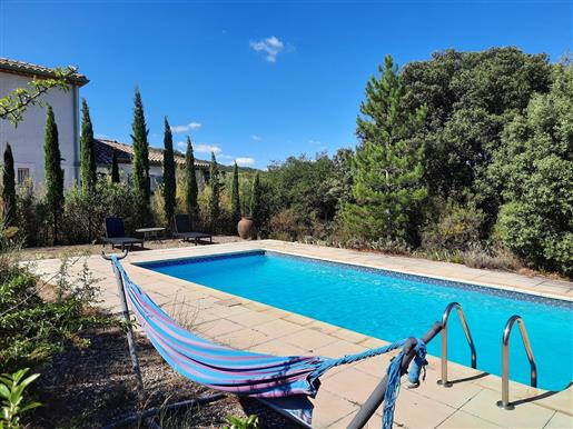 Detached villa with 4 bedrooms on 1140 m² of land with views and pool.