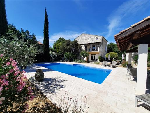 Superbe propriété vigneronne avec 185 m² habitables sur 570 m² avec vues et piscine.