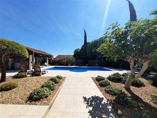 Superbe propriété vigneronne avec 185 m² habitables sur 570 m² avec vues et piscine.