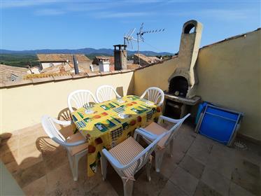 Nice village house with 90 m² of living space, balcony, a roof terrace and splendid views.