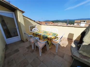 Nice village house with 90 m² of living space, balcony, a roof terrace and splendid views.