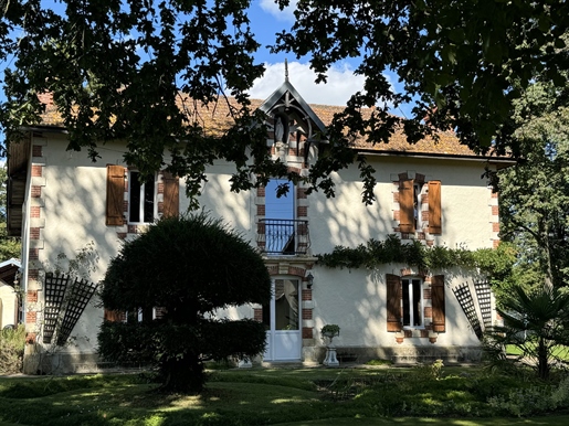 Elegantes Ehemaliges Pfarrhaus mit Einzigartigen Merkmalen und Weitläufigem Park