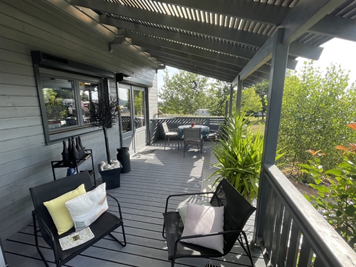 Houten Chalet met Gedeeltelijk Uitzicht op het Meer in een Beveiligde Gemeenschap