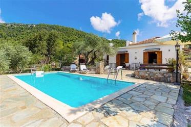Villa di 100 mq con piscina privata nella campagna della città di Skopelos
