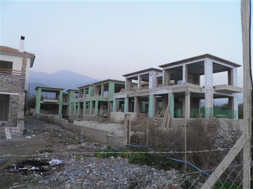 Complexe de bâtiments inachevés de 340 m² face à la mer à Platanidia