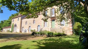 Krásný Maison de Maitre s druhým domem a dvěma Gites