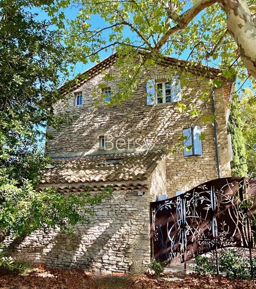Eighteenth century Provençal farmhouse and bed and breakfast 5 minutes from the town centre