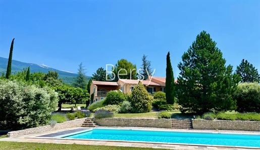 Exceptional view and dream location for this villa in a dominant position in Bedoin