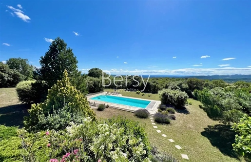 Exceptional view and dream location for this villa in a dominant position in Bedoin