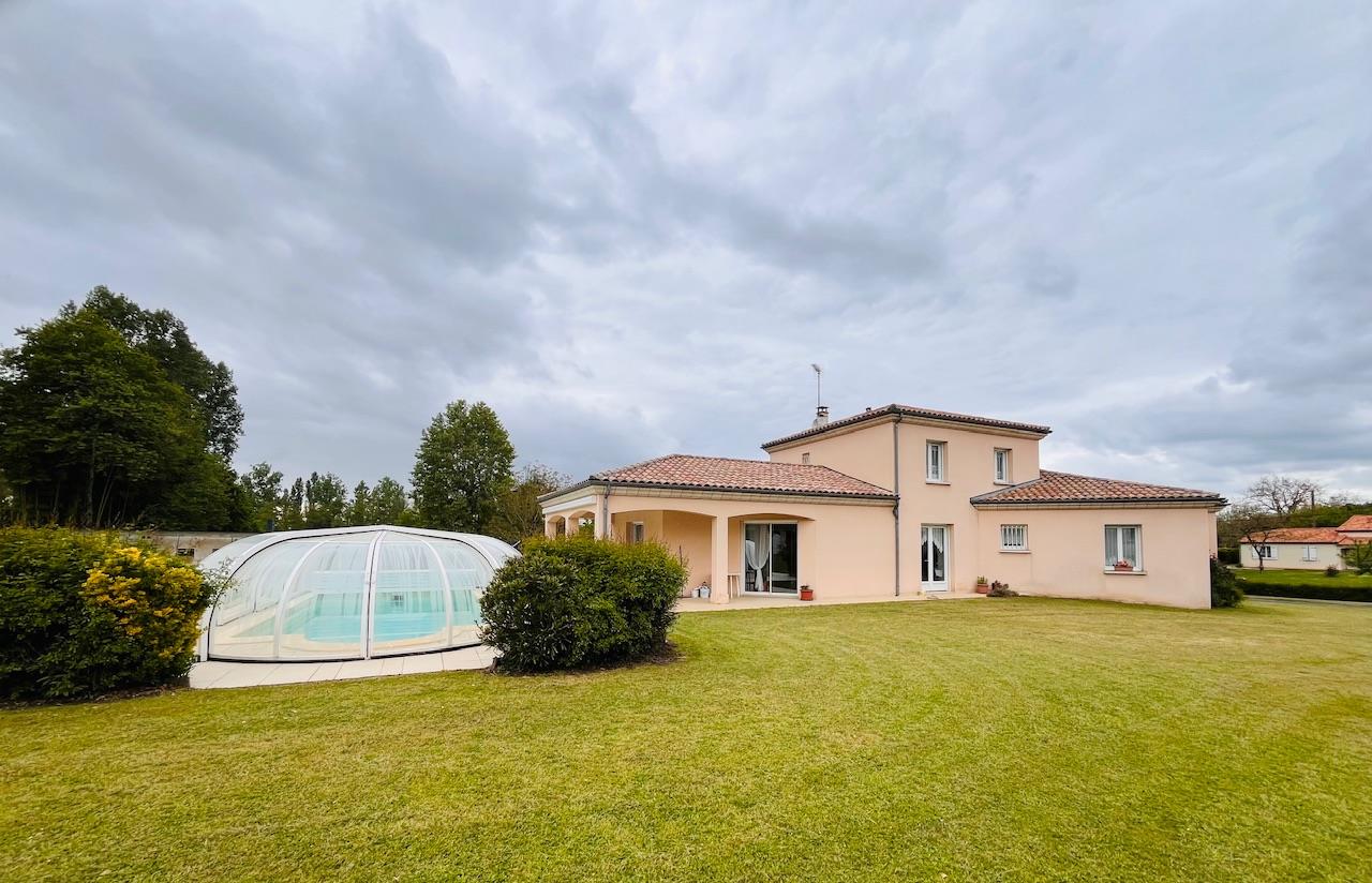Magnificent house with swimming pool, enclosed garden and large motorhome garage