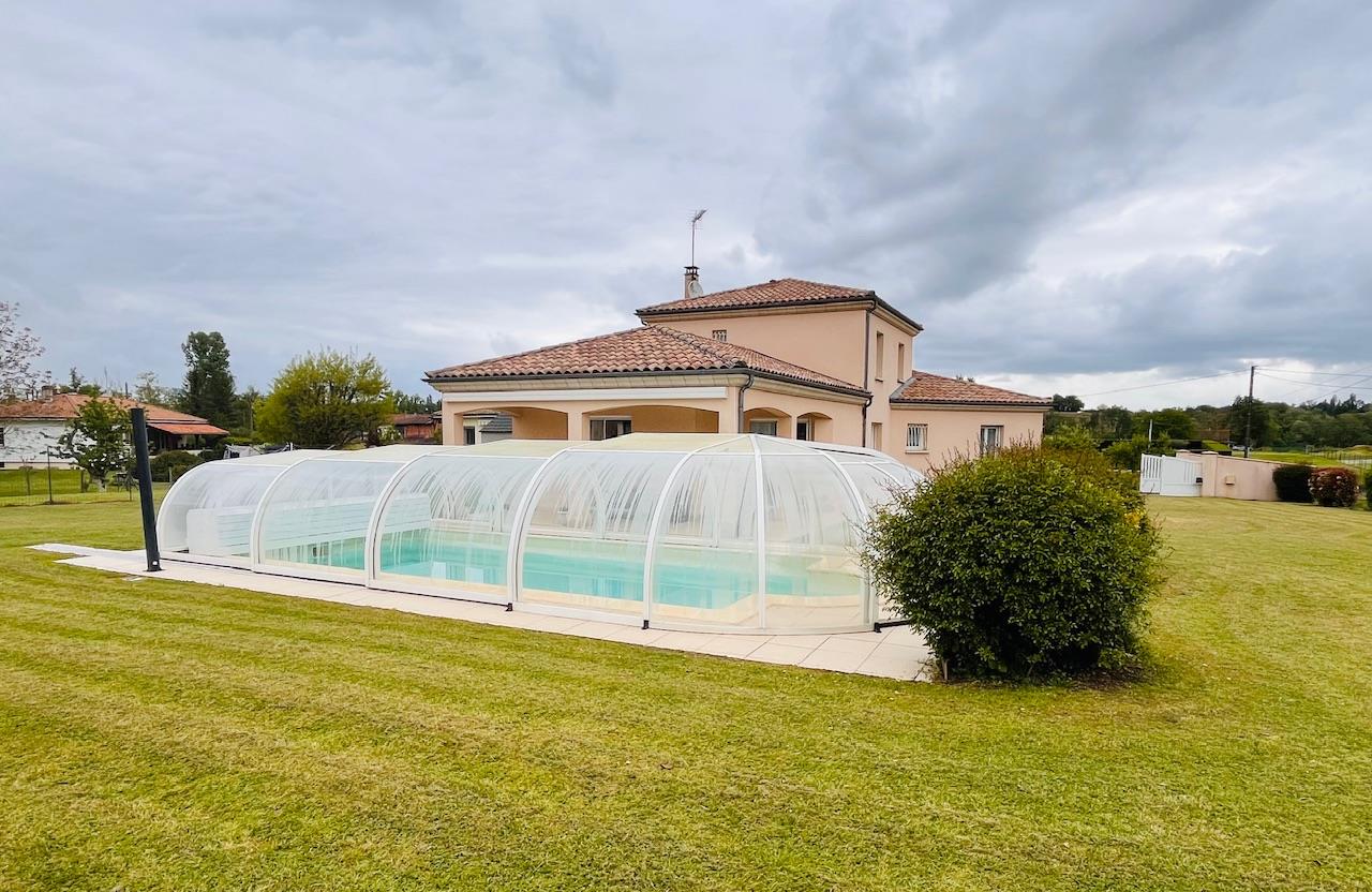 Magnificent house with swimming pool, enclosed garden and large motorhome garage
