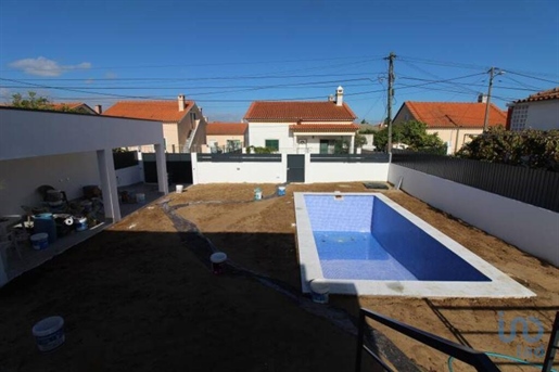 House with 4 Rooms in Setúbal with 171,00 m²