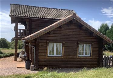 Casa de madeira sólida individual na aldeia