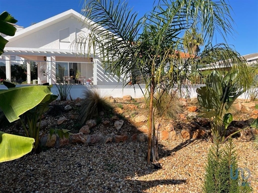 House with 8 Rooms in Faro with 232,00 m²