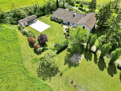 A Sublime Location For This 4 Bed / 3 Bath Country Near Duras