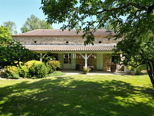 Charming property in Lot-et-Garonne on 15 hectares of land