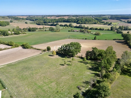 Duras - A 6500 m2 plot with a magnificent view of the countryside