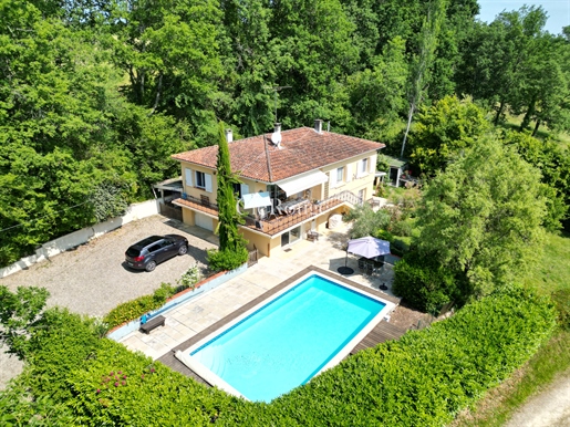 Stylish property in elevated position near Duras, with 3 bedrooms, guest apartment & heated swimming
