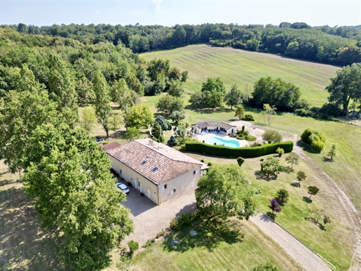 Magnifique propriété avec Pool House sur un terrain de plus de 5 hectares
