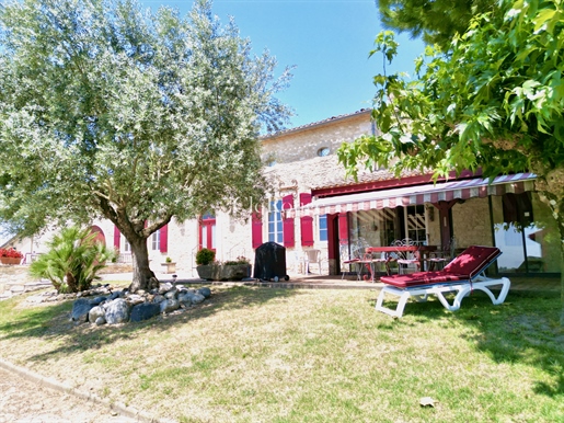 Duras - Magnificent two house vineyard of more than 36 hectares with a breathtaking view of the cast