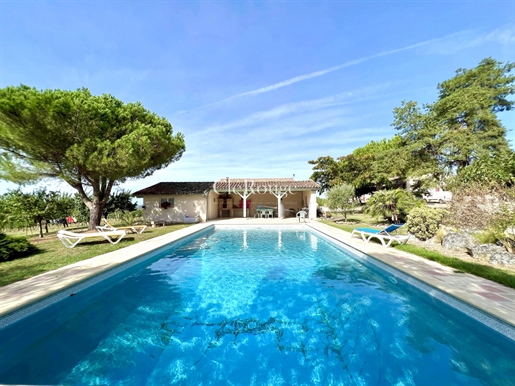 Duras - Magnifique propriété viticole de deux bâtisses avec plus de 36 hectares, piscine et une vue