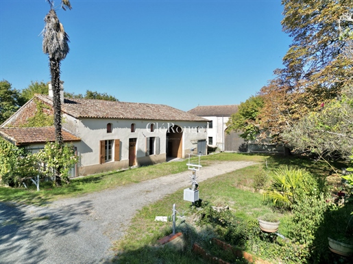 Close to Duras - House with magnificent views and outbuildings