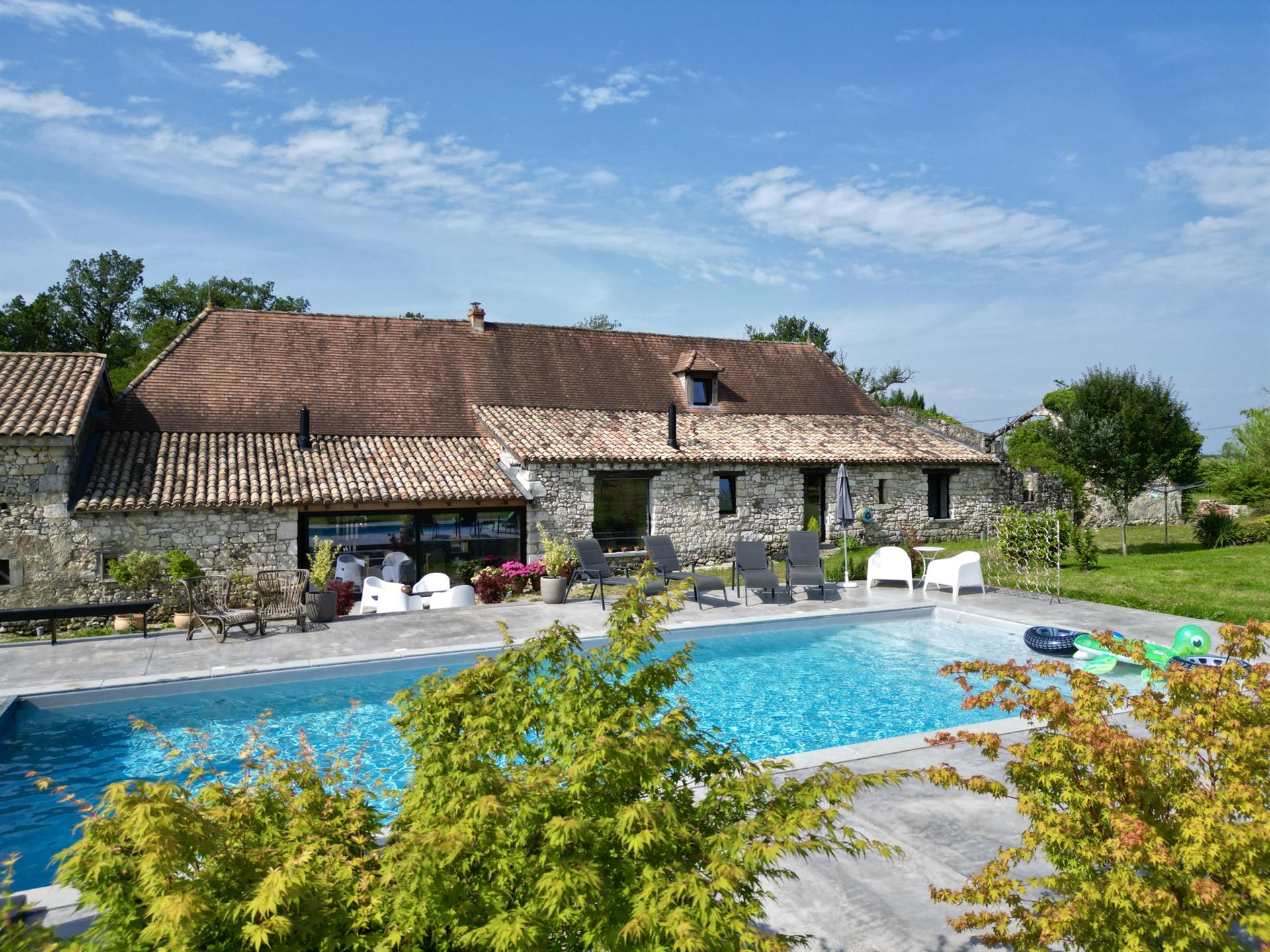 Near Issigeac - Superb 4-bedroom Périgourdine house with 4 studios and swimming pool