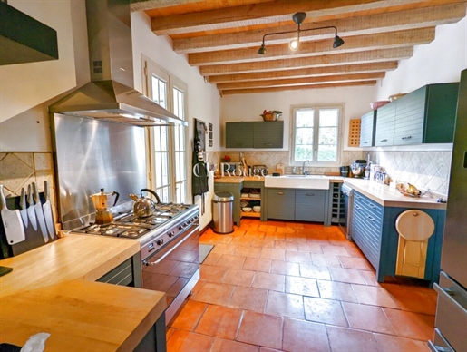 An Immaculately Presented 6 Bedroom Country House With Views near Duras
