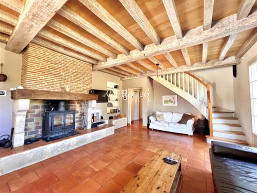 An Immaculately Presented 6 Bedroom Country House With Views near Duras