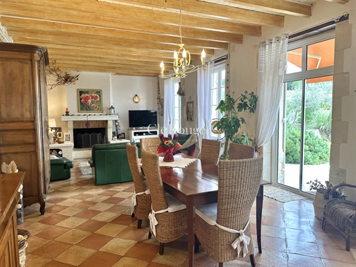 Maison de Maître avec Piscine et Anciens Chais Viticoles à 60 minutes de Bordeaux