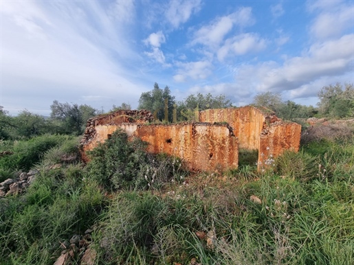 Plot with ruin near São Bartolomeu de Messines