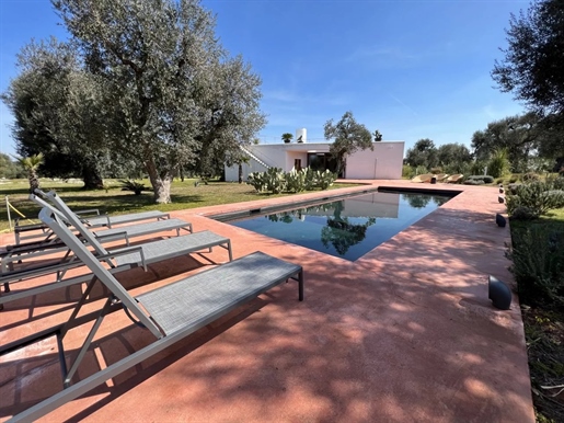 Moderna villa con piscina, 4 camere e giardino